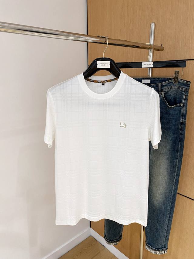 巴宝莉25Ss春夏 新品 定制蚕丝面料丝滑透气！时尚经典圆领短袖时尚单品设计，更加时尚舒适，高标准定制，上身非常有型，胸前品牌经典Logo 图案 客供辅料，客供