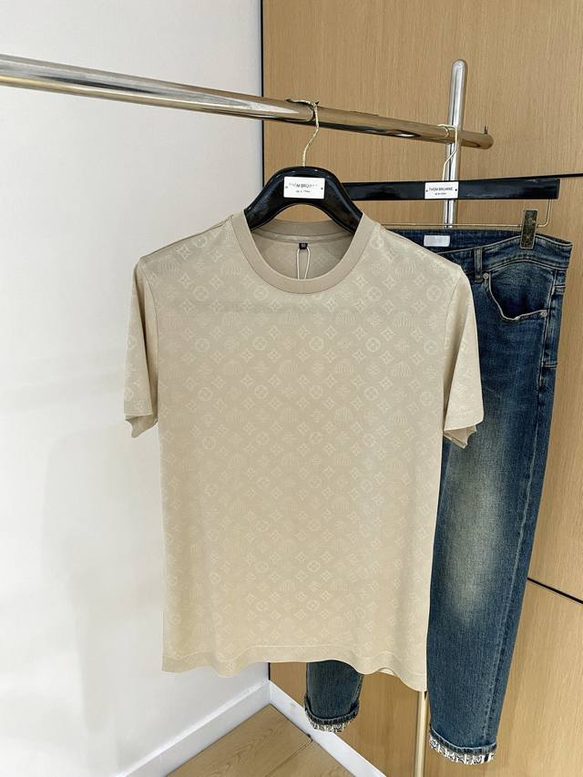 lv25Ss春夏 新品 定制蚕丝面料丝滑透气！时尚经典圆领短袖时尚单品设计，更加时尚舒适，高标准定制，上身非常有型，胸前品牌经典Logo 图案 客供辅料，客供进