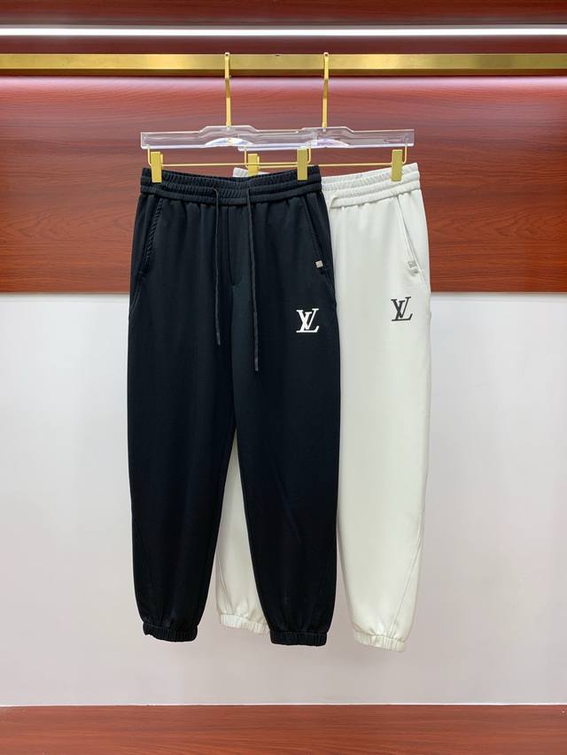 lv春夏25Ss休闲裤金典再次出现，原单订制高品质时尚休闲裤。超级百搭款。独家定制面料，挺阔有型，贴身舒适。原版定制专柜最新五金辅料。超靓版型、上身显腿修长，內