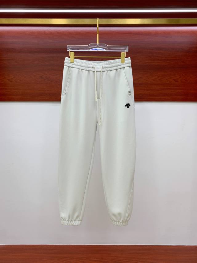迪桑特春夏25Ss休闲裤金典再次出现，原单订制高品质时尚休闲裤。超级百搭款。独家定制面料，挺阔有型，贴身舒适。原版定制专柜最新五金辅料。超靓版型、上身显腿修长，