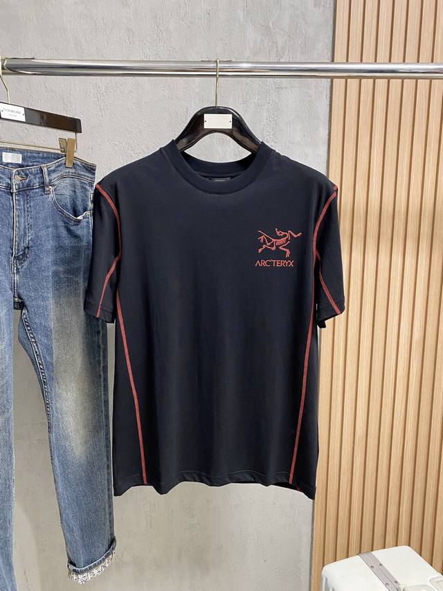 始祖鸟2025春夏新款男女同款短袖T恤，最新款全网独家首上！！~既经典有时尚百搭，谁不爱啊，将经典再次展现，非常的耐看，自带低奢光环与辨识度！传统的品牌理念和现
