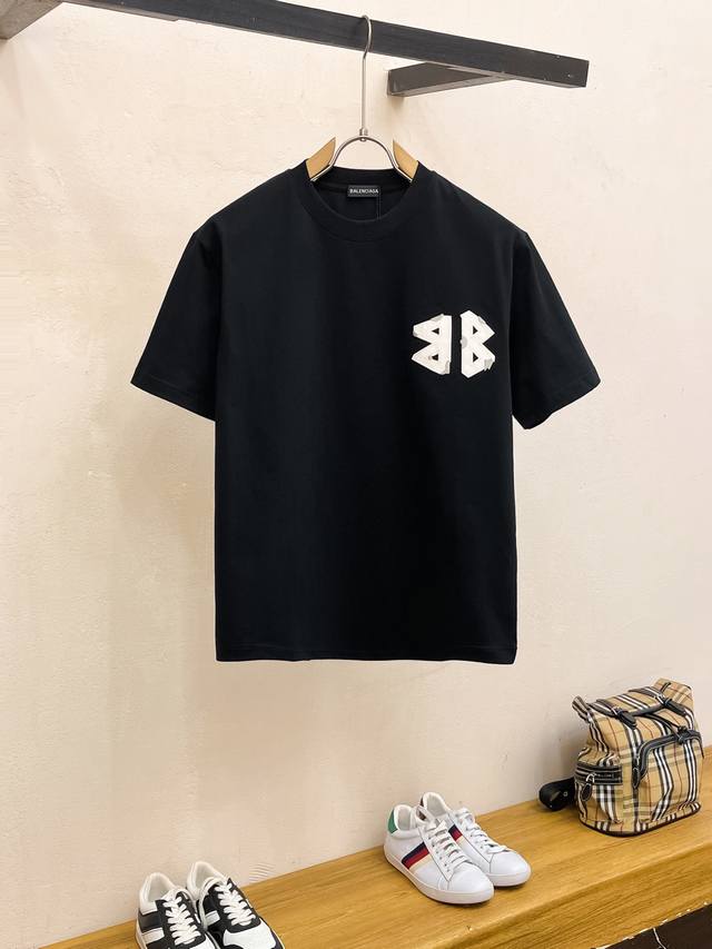 ss巴黎世家纯棉最新面料经典标识图案Logo时尚简约潮流短袖，最顶级的品质专柜原单短袖，顶级制作工艺进口面料，专柜款独特设计，采用进口高端订制面料。官网在售！面