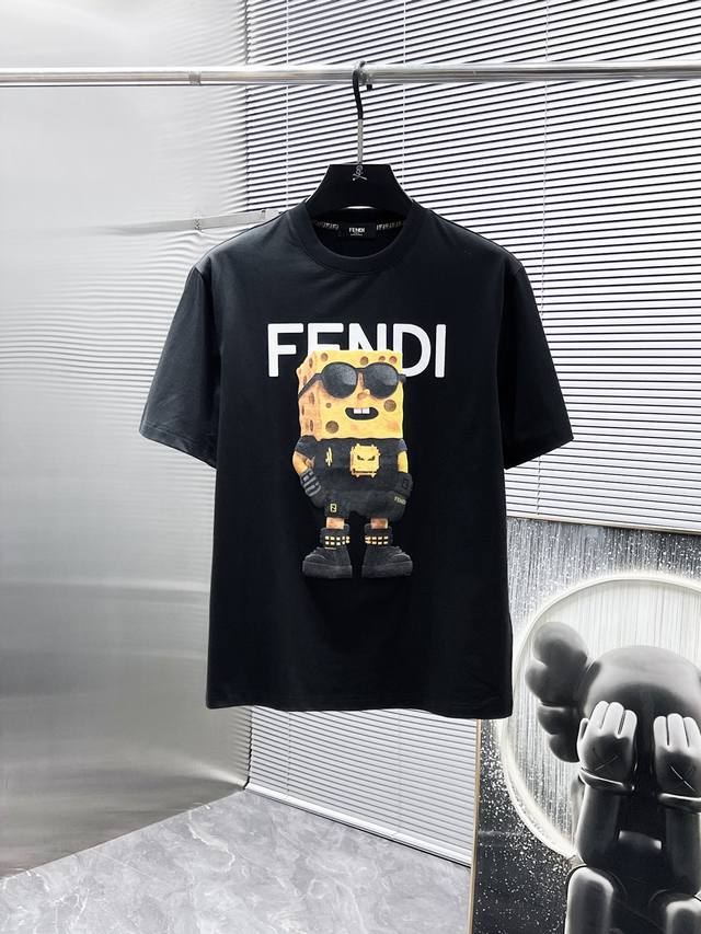 芬迪 Fendi 2025Ss新款 半袖 体恤 短袖 圆领T恤，高端版本！专柜定制面料 透气舒适度高，细节无可挑剔，品牌元素设计理念，体现高品质。手感细腻柔软！