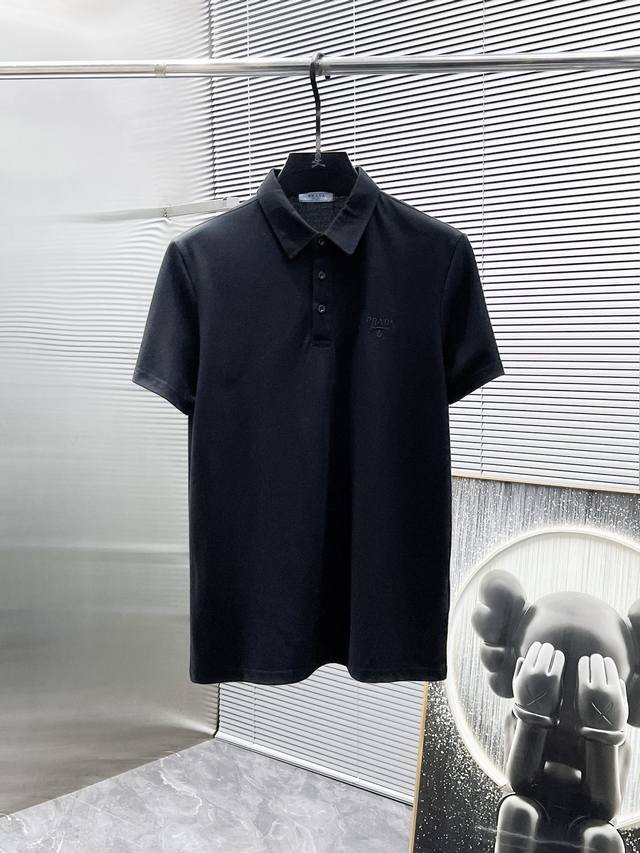 普拉达 Prada 2025Ss夏季新款 翻领短袖T恤 Polo衫，高端版本！专柜定制面料 透气舒适度高，细节无可挑剔，品牌元素设计理念，体现高品质。手感细腻柔