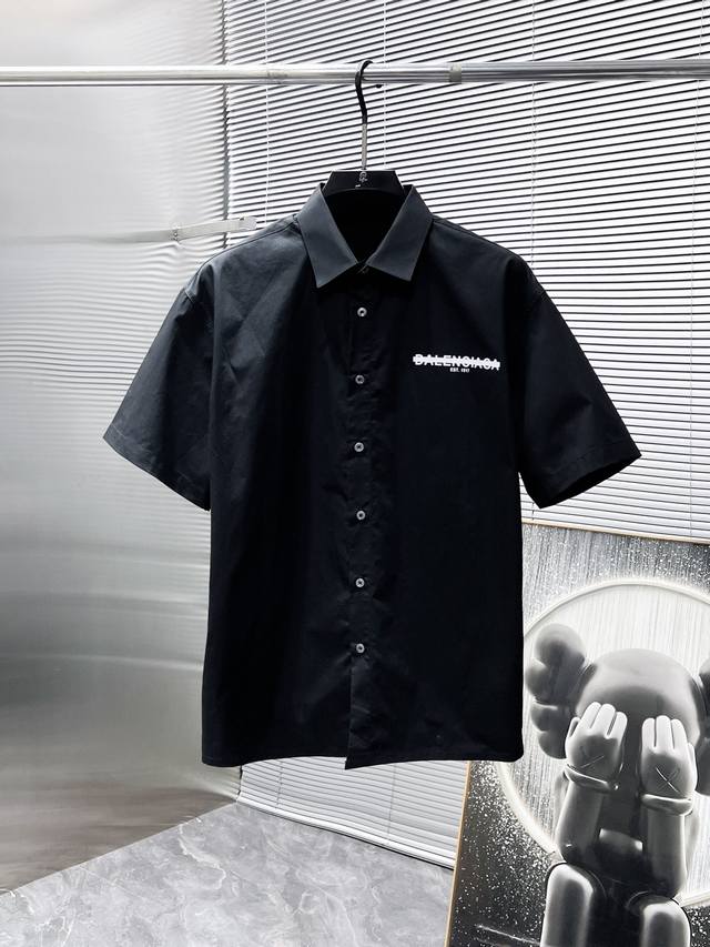 巴黎世家 2025Ss新款男士短袖 衬衫 衬衣，高端版本！专柜定制面料 透气舒适度高，细节无可挑剔，品牌元素设计理念，体现高品质。手感细腻柔软！呈现休闲裁剪，上