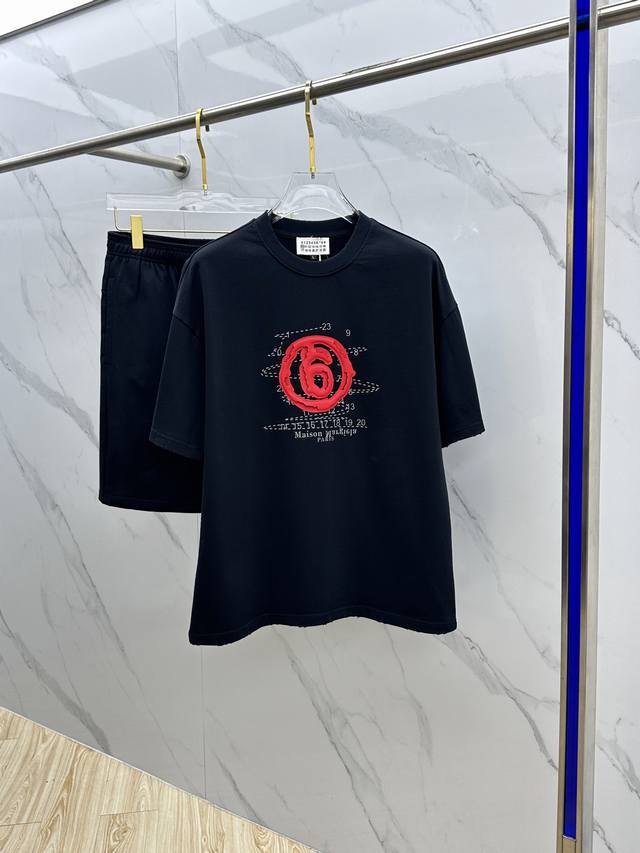 mm6*马吉拉 2025春夏最新款套装，男女款 贸易公司渠道稀出，同步官网发售！基本每一季都会有它的背影所在，期待着所有潮男潮女们的演绎！此款选用客供顶级纯棉洗