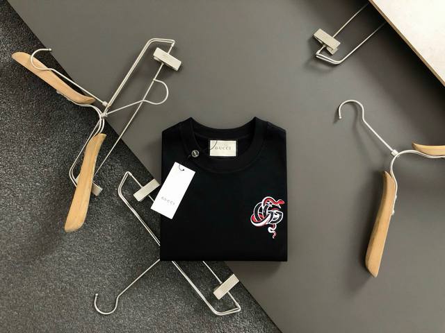 gucc*微宽版型M-Xxxl 25春夏顶级重工刺绣蛇年元素贴布珠片融合重磅潮流短袖，精致工艺专柜面料，顶级元素融合打造，经典短袖3标齐全，潮男时尚，无论是上身