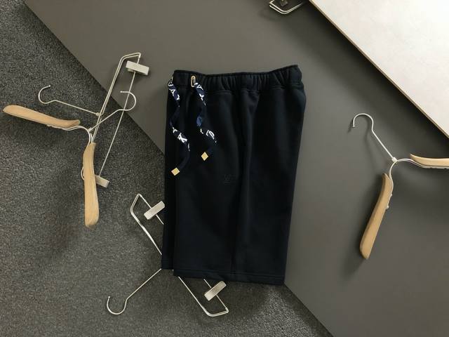 l牌*微宽版型M-Xxxl 最新最顶级烫钻织带融合短裤，最顶级的品质专柜原单休闲裤顶级制作工艺进口面料，专柜款独特设计，采用进口高端订制进口丝线手感一流！官网在