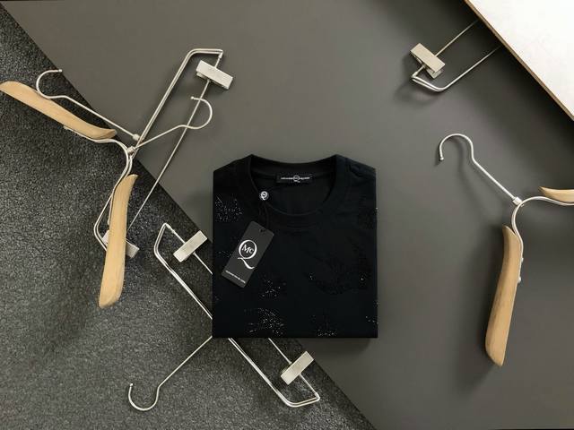 mcq*合身版型M-Xxxl 最新最顶级色烫钻经典专柜原单Polo*顶级制作工艺进口面料，专柜款独特设计，采用进口高端订制进口丝线手感一流！官网在售！