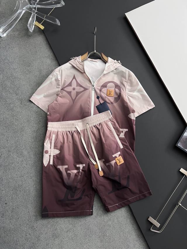 套装1V*2025Ss 半袖小衫短裤套装，新季系列将标识巧妙融入设计，在这款百搭T恤上，带着标志性意蕴的图案字母.高调呈现于衣身.上身挺阔，面料轻薄舒适度佳 码