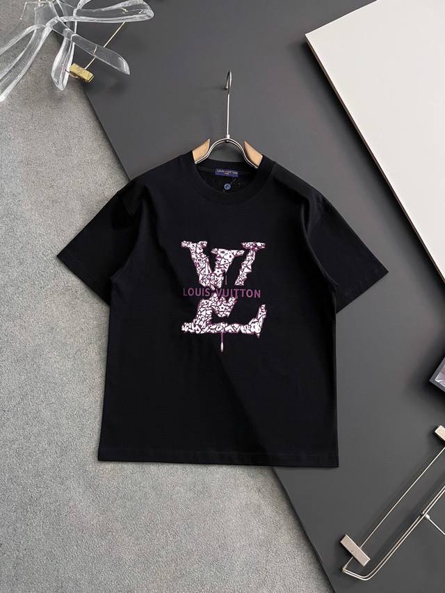 lv* 2025最新款短袖T恤，独家260克重磅打造、休闲时尚的尚佳之选。定制高支80支双股纯棉密柔面料、亲肤性极佳。尺码：S- Xxl 微宽松版型