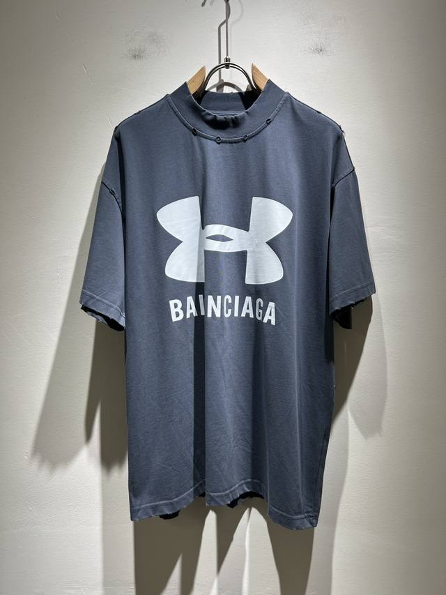 balenci*Ga巴黎*家 2025春夏新款男女同款破洞短袖T恤！走秀图案印花时尚休闲短袖T恤衫！胸前印花Logo设计！极具设计精选客供280G纯棉面料，手感