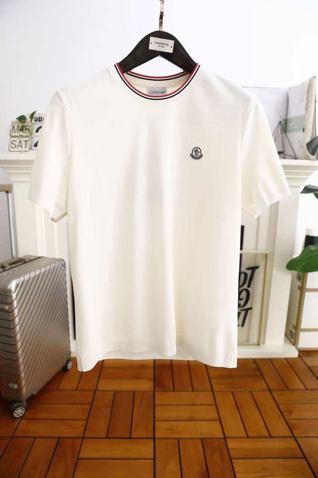 蒙口 Mon*Ler. 25夏季新款！经典圆领男士短袖时尚单品设计，更加时尚舒适，高标准定制，上身非常有型，胸前奢华品牌Logo 图案 客供辅料，采用顶级舒适棉
