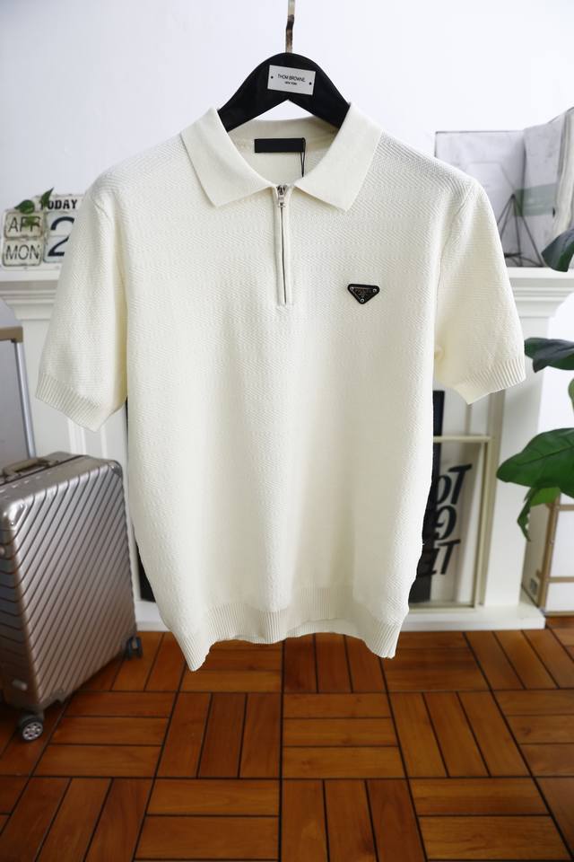 普拉* Pra*A. 2025夏季新品男士短袖时尚精致拉链翻领设计！高级定制百搭款式 任何人都可以轻松驾驭 采用舒适针织面料！奢华经典品牌三角标字母设计，非常显
