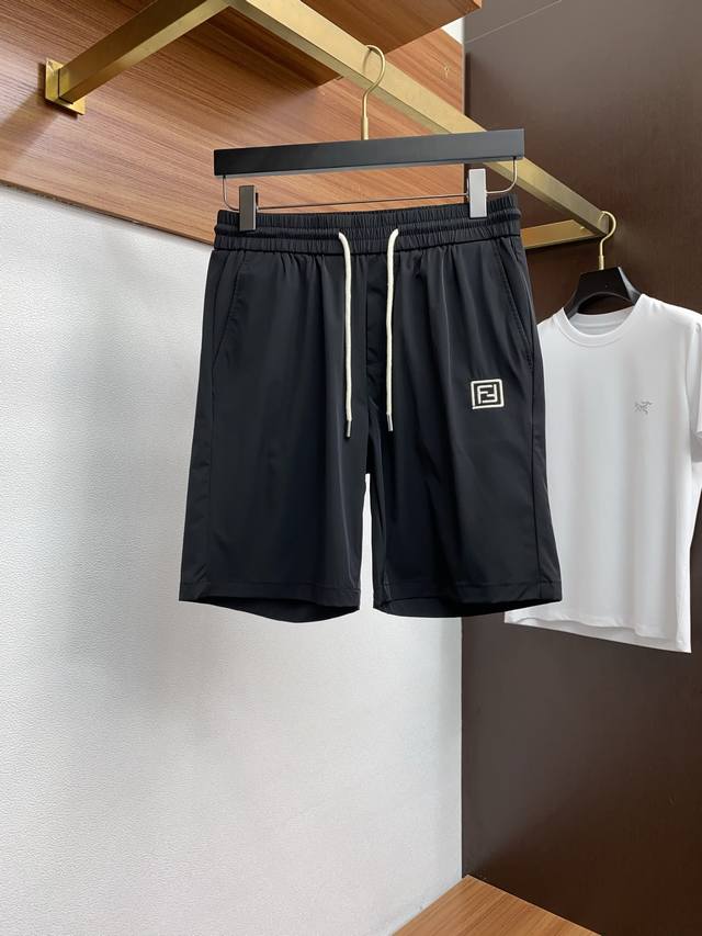 芬迪 2025春夏季新款，最新休闲短裤。原版裤型上身休闲百搭、随性慵懒范，高级定制弹力速干面料，订制刺绣工艺 舒适感爆棚。高端大气，夏天的味道有没有，首选 。M