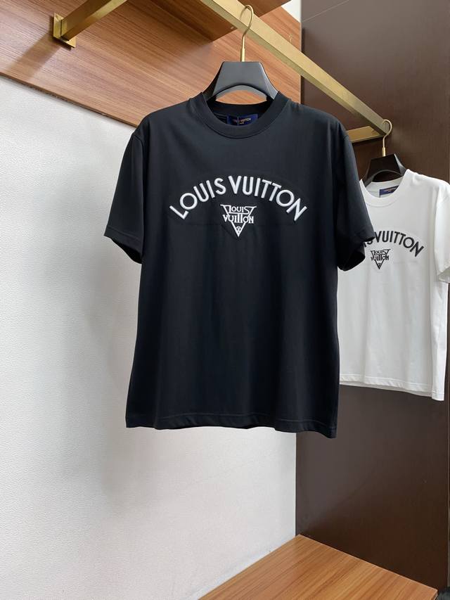 lv 路易威登 2025新款原单男士休闲阔版短袖T恤！高端定制 高版本 时尚百搭爆款 宽松版 原版进口双股纯棉面料 螺纹袖口.领口衣摆 手感超柔软细腻 穿着亲肤