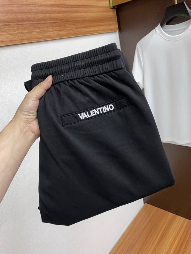 vt 专柜新品同步上市。原单订制高品质时尚休闲裤。超级百搭款。独家定制面料，手感细腻柔软，贴身舒适，上身超有型！原版定制专柜最新五金辅料。超靓版型、上身显腿修长