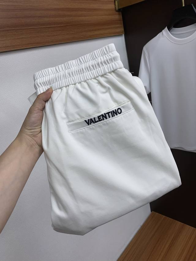 vt 专柜新品同步上市。原单订制高品质时尚休闲裤。超级百搭款。独家定制面料，手感细腻柔软，贴身舒适，上身超有型！原版定制专柜最新五金辅料。超靓版型、上身显腿修长
