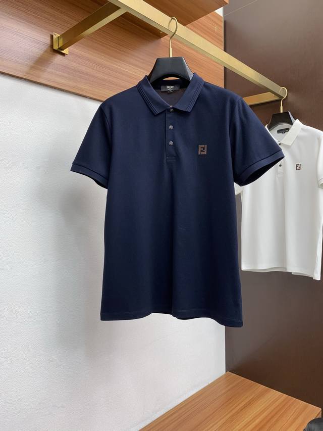 芬迪 臻品定制系列的设计Polo衫确实独具匠心，展现了定制服装的精致与品味。定制材质，不仅触感柔软舒适，还具有良好的透气性和吸湿性，确保穿着者在任何场合都能保持