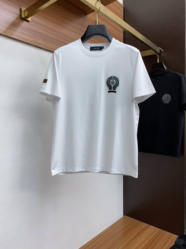 克罗心 2025春夏新款首发专柜最新款翻短袖 高端订制 设计前卫时尚！品牌Logo重工艺设计 高端定制双面丝光面料.手感柔软.穿着舒适.专柜级别精致车线.做工精