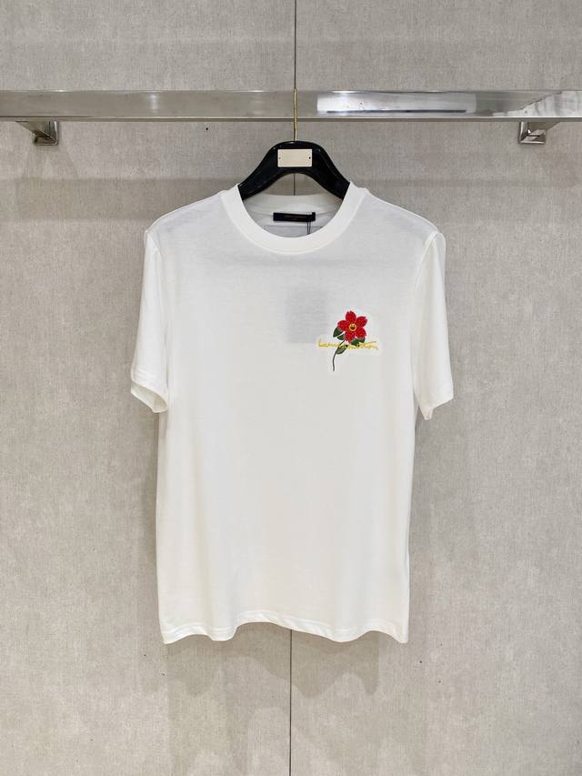 路易威*Lv 25Ss春夏新款首发专柜最新款短袖圆领T恤 高端订制 设计前卫时尚！品牌Logo重工艺设计 高端定制240克面料.手感柔软.穿着舒适.专柜级别精致