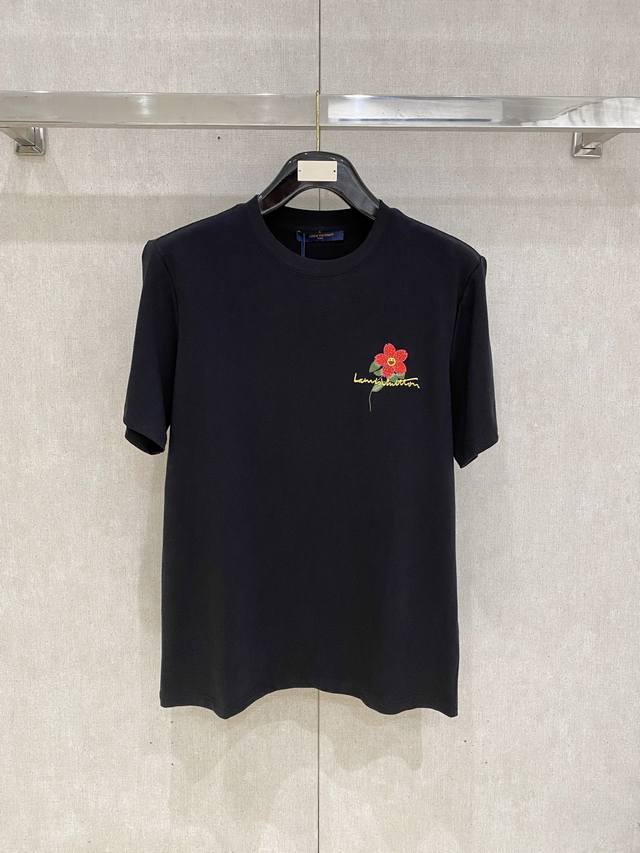 路易威*Lv 25Ss春夏新款首发专柜最新款短袖圆领T恤 高端订制 设计前卫时尚！品牌Logo重工艺设计 高端定制240克面料.手感柔软.穿着舒适.专柜级别精致