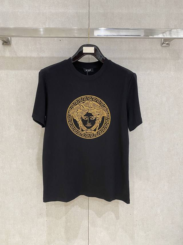 范思*Versace 25Ss春夏新款首发专柜最新款短袖圆领T恤 高端订制 设计前卫时尚！品牌Logo重工艺设计 高端定制240克面料.手感柔软.穿着舒适.专柜