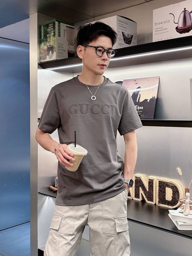gucci古驰独家专供新款原单男士休闲短袖 高端定制 高版本 时尚百搭爆款进口面料 手感超柔软细腻 穿着亲肤舒适 高端精品 代工厂P精细做工 上身非常赞 男士必