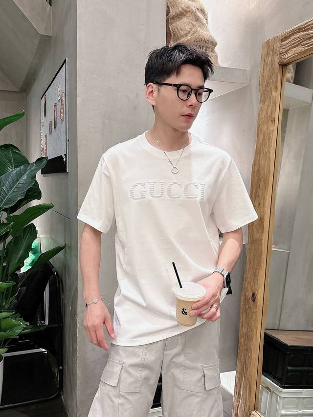 gucci古驰独家专供新款原单男士休闲短袖 高端定制 高版本 时尚百搭爆款进口面料 手感超柔软细腻 穿着亲肤舒适 高端精品 代工厂P精细做工 上身非常赞 男士必