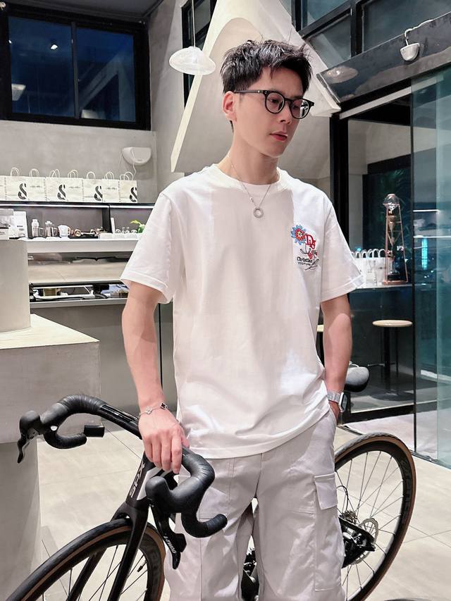 dior迪奥独家专供新款原单男士休闲短袖 高端定制 高版本 时尚百搭爆款进口面料 手感超柔软细腻 穿着亲肤舒适 高端精品 代工厂P精细做工 上身非常赞 男士必备