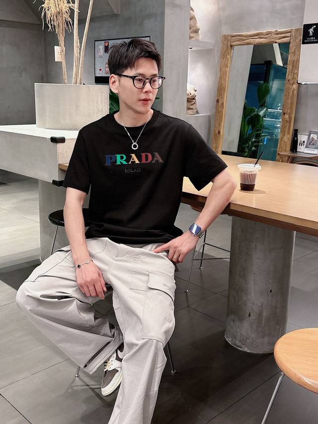 prada普拉达独家专供新款原单男士休闲短袖 高端定制 高版本 时尚百搭爆款进口面料 手感超柔软细腻 穿着亲肤舒适 高端精品 代工厂P精细做工 上身非常赞 男士