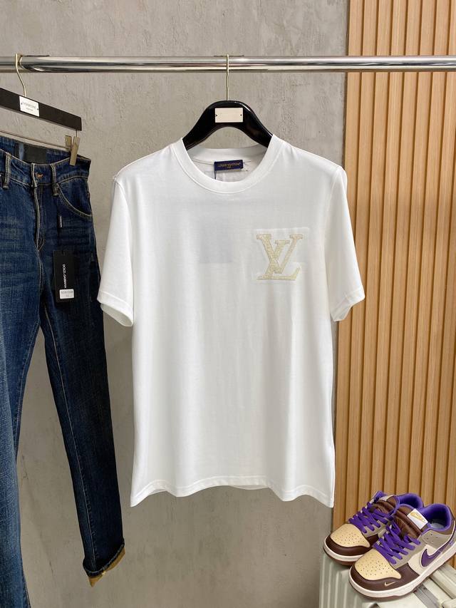 lv 2025Ss蛇年贺岁款春夏精品短袖T恤 官网同步 高端品质 定制顶级纯棉面料，顶级大厂1:1制作，时尚大牌重工艺Logo设计，手感柔软细腻 穿着亲肤舒适