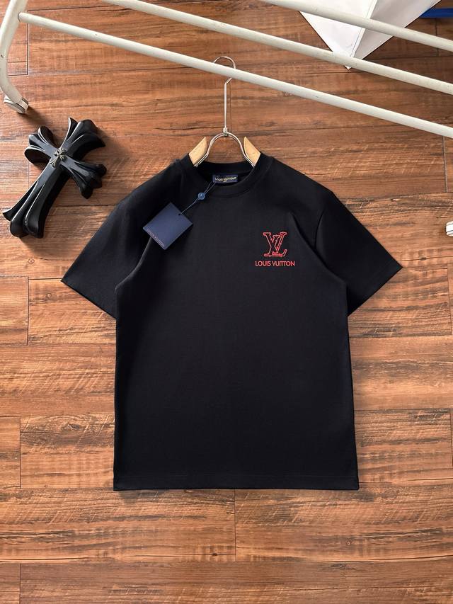 lv 2025夏装新款男女同款短袖T恤，！定制专属纯棉面料，定制原版工艺螺纹，胸前重工字母Logo工艺设计！简约大方，从容百搭，档次极高，完美融入时尚还有风情感