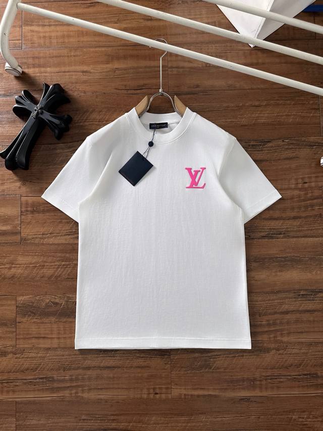 lv 2025夏装新款男女同款短袖T恤，！定制专属纯棉面料，定制原版工艺螺纹，胸前重工字母Logo工艺设计！简约大方，从容百搭，档次极高，完美融入时尚还有风情感