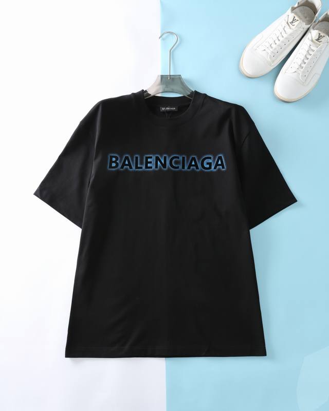 ba*世家 2025Ss春夏新款，男女同款发光植绒字母印花时尚休闲微阔宽松圆领短袖T恤衫！贸易公司渠道稀出，领先Gw发售！一款集独特设计与高端品质于一身的时尚单
