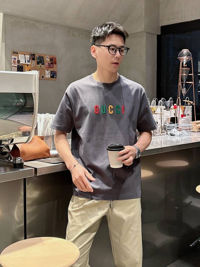 gucci Gc 25Ss早春新款 经典字母Logo哇胶厚板短袖 轻奢主义 男女日常通勤穿搭必备单品 正确版本 欢迎对比 码数：S-2Xl