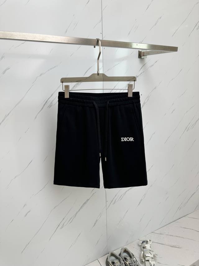 dior 25春夏新款松紧带休闲短裤，专柜定制面料 透气舒适度高，细节无可挑剔，品牌元素刺绣设计理念，体现高品质。手感细腻柔软！呈现休闲裁剪，上身版型超赞！码数