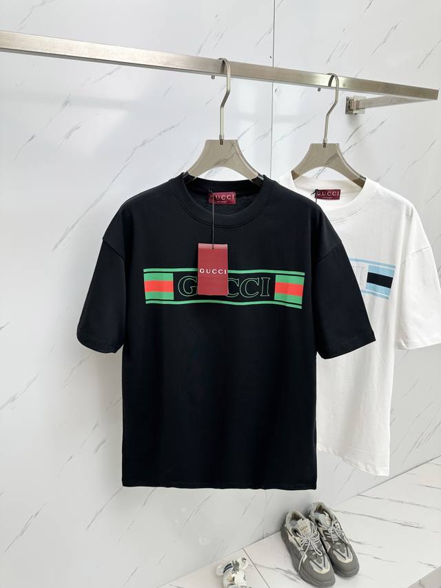 gucci 2025Ss夏季最新品，专柜同步有售，原单狠货，时尚休闲圆领短袖T恤，上身舒适！吸睛而有亮点，采用进口原版面料，顶级工艺字母图案Logo，简单而不失