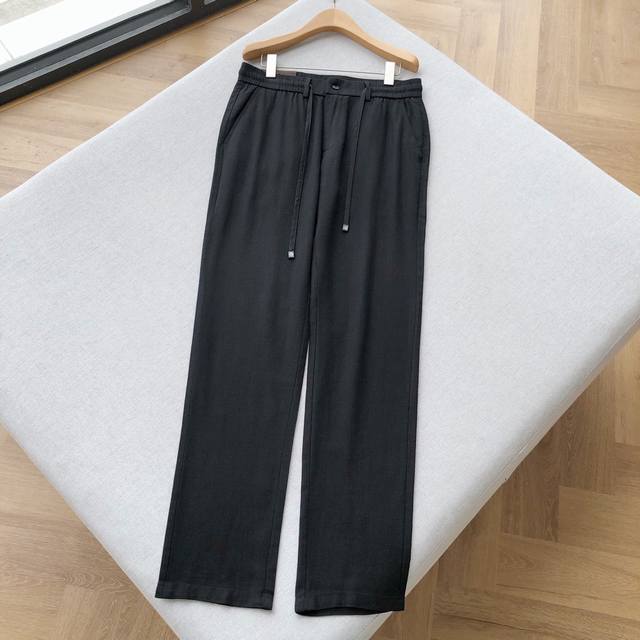 lp四色款~100%亚麻松紧腰抽绳休闲裤 这条Lp全麻料休闲裤，是时尚与舒适兼具的典范之作。采用全麻材质，天然透气，能让肌肤自由呼吸，在炎热天气也能保持清爽。精