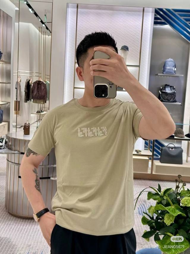 fendi 芬迪2025春夏新款Ff徽标图案休闲重工刺绣短袖T恤 本款短袖圆领T恤。桑蚕丝+纯棉材质高级感十足，胸部绣有灰色和黑色Ff Labyrinth图案刺