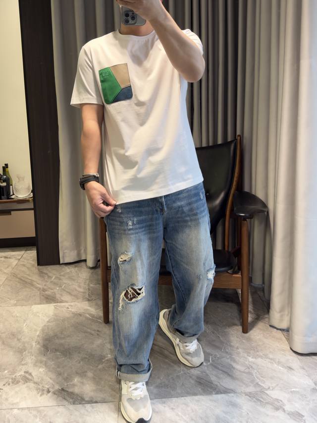 罗*威L**We 2025春夏 几何拼皮圆领短袖T 恤 如果问那家的Logo 最好看 绝对是它家！几何拼皮结合刺绣Logo点缀 时尚而显亮点 合体的剪裁 领口微