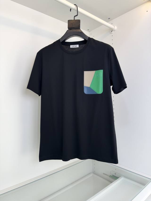 罗*威L**We 2025春夏 几何拼皮圆领短袖T 恤 如果问那家的Logo 最好看 绝对是它家！几何拼皮结合刺绣Logo点缀 时尚而显亮点 合体的剪裁 领口微