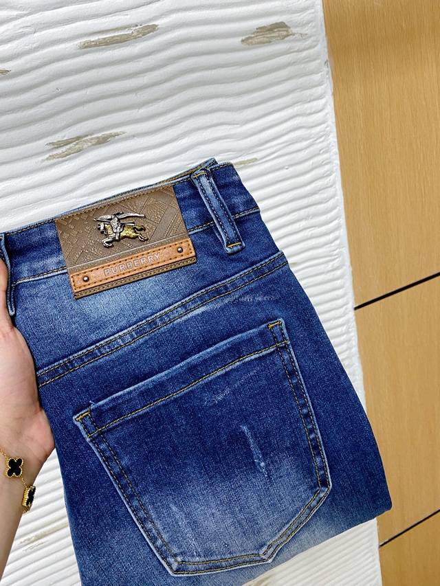巴宝莉 新品 高端独家发售 25Ss四季款超燃炸街系列之最牛仔裤 独家隆重推出 原版定制高端品质面料 定制五金版型修身剪裁 面料带弹力 微弹上身舒适度超高 必爆