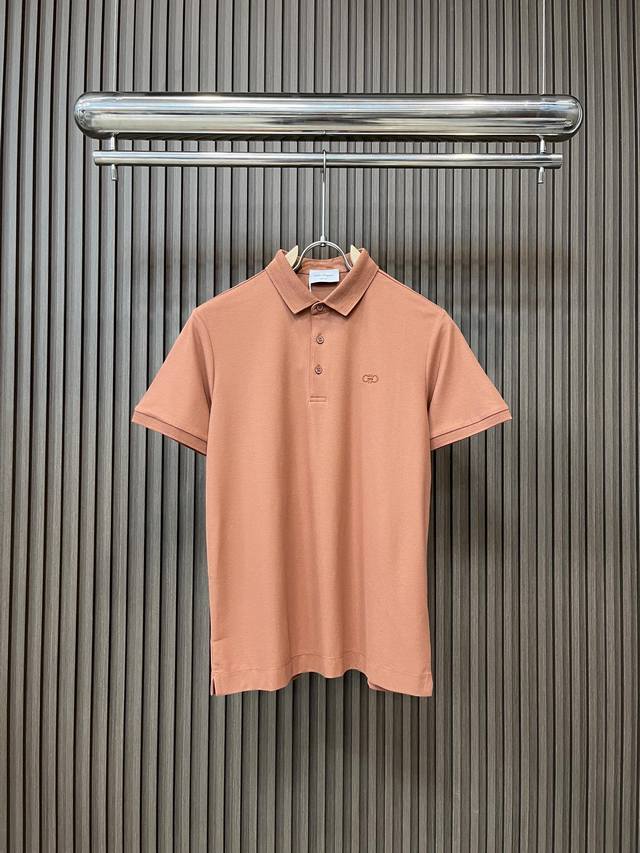 菲拉格慕 2025Ss夏季新款字母Logo男士翻领Polo衫！经典商务男款，高端男装的天花板级别的商务男款！简约时尚大气不失优雅，单穿内搭体面过人，品质控 细节
