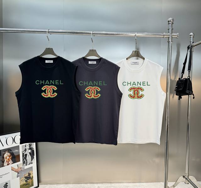 chanel*25S夏季新款冰棉背心胸口烫画设计.以标志性的双C造型做为特色，成就2025最火最潮的Icon..优选240G冰棉布料.手感柔软细腻上身舒适透气.