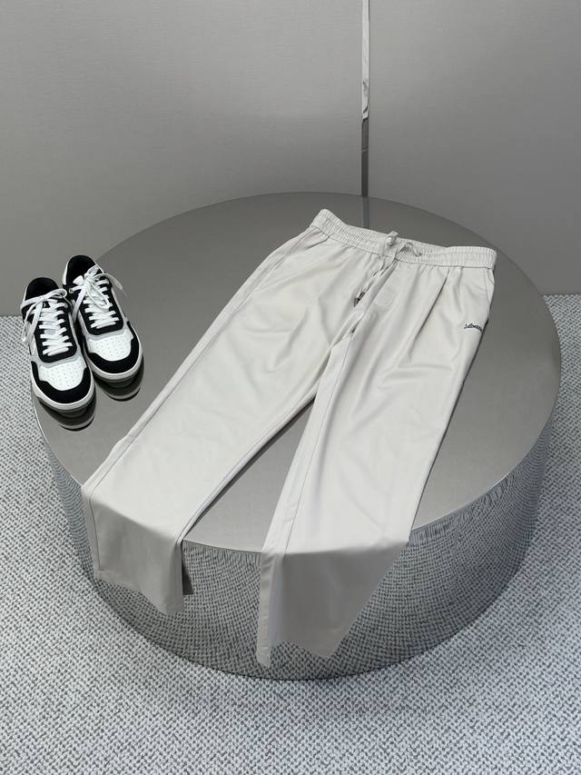 loewe 25Ss新款男士天丝长裤 顶级面料 最新款上身版型无敌正！ 绝对可以闭眼入的款 简约刺绣Logo 低调老钱风 此款裤子非常百搭，弹力腰围,日常上班