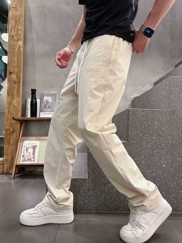 普拉达最新款，男士休闲裤 速干面料休闲裤，最新款上身版型无敌正！ 绝对可以闭眼收的一款 此款裤子非常百搭，弹力腰围,日常上班 户外运动都可以穿着，是时尚休闲与户
