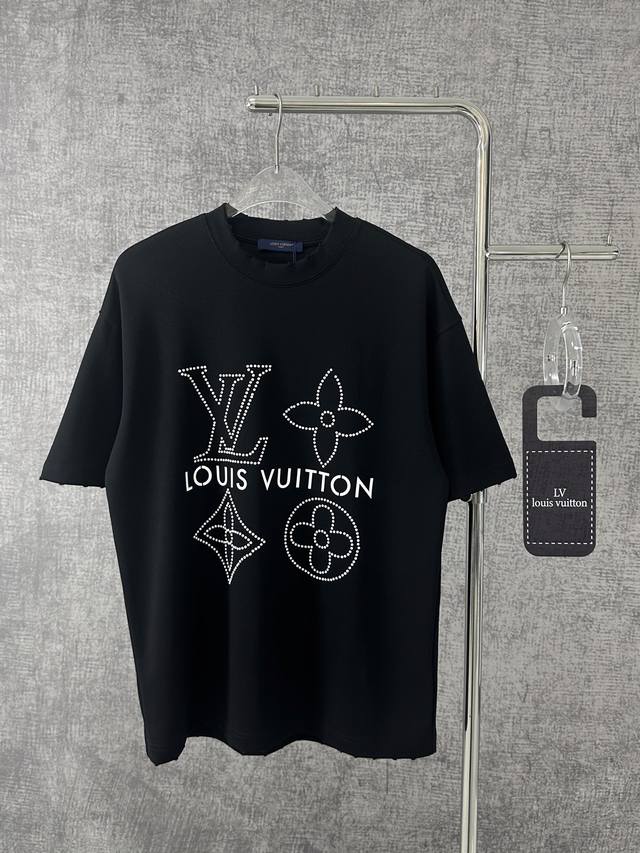 louis Vuitton 路易威登 2025春夏新款采用日本热压技术 珍珠短袖字母T恤 这款 Louis Vuitton T恤采用优质日本尖端纯棉面料制成，柔