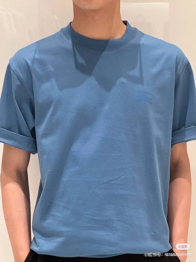 burberry 巴宝莉2025新款重磅骑士战马印花T恤男女同款 这款来自巴宝莉 North Wolfing 系列的服饰，延续了品牌标志性的优雅与实用主义设计理
