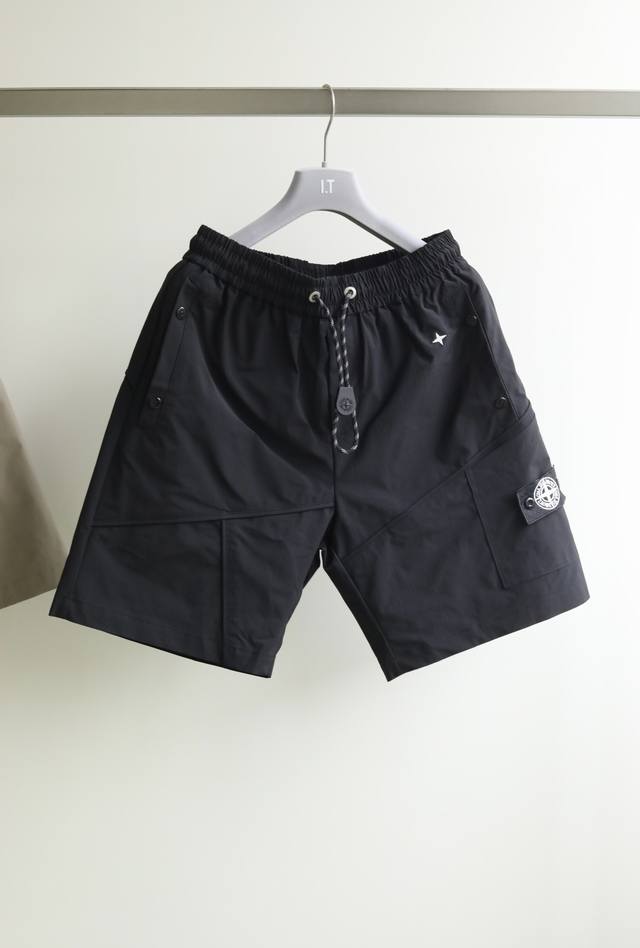 sto*E Isla*D 石*岛 25年夏季新款工装短裤 以石头岛的运动宽松的版型设计为基调，石头岛经典罗盘徽标设计为亮点，穿搭潮味十足 颜色：黑色 咖色 码数